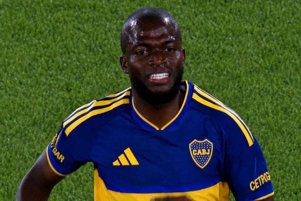 Enner Valencia disputó sus primeros minutos en el Torneo Clausura argentino durante el clásico de Boca Juniors ante Racing.