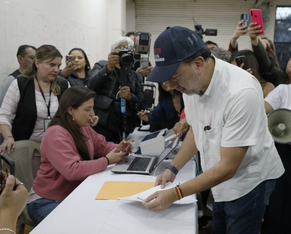 El alcalde Pabel Muñoz formalizó su candidatura para la reelección en Quito.