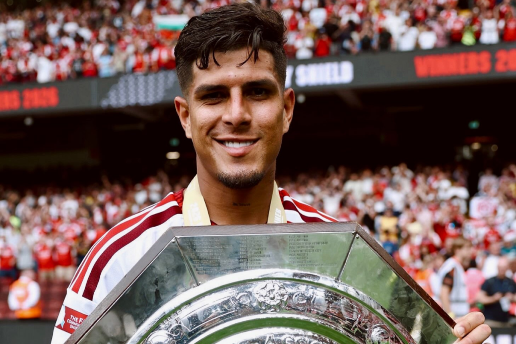 Piero Hincapié tras haberse coronado campeón de la Community Shield con el Arsenal.