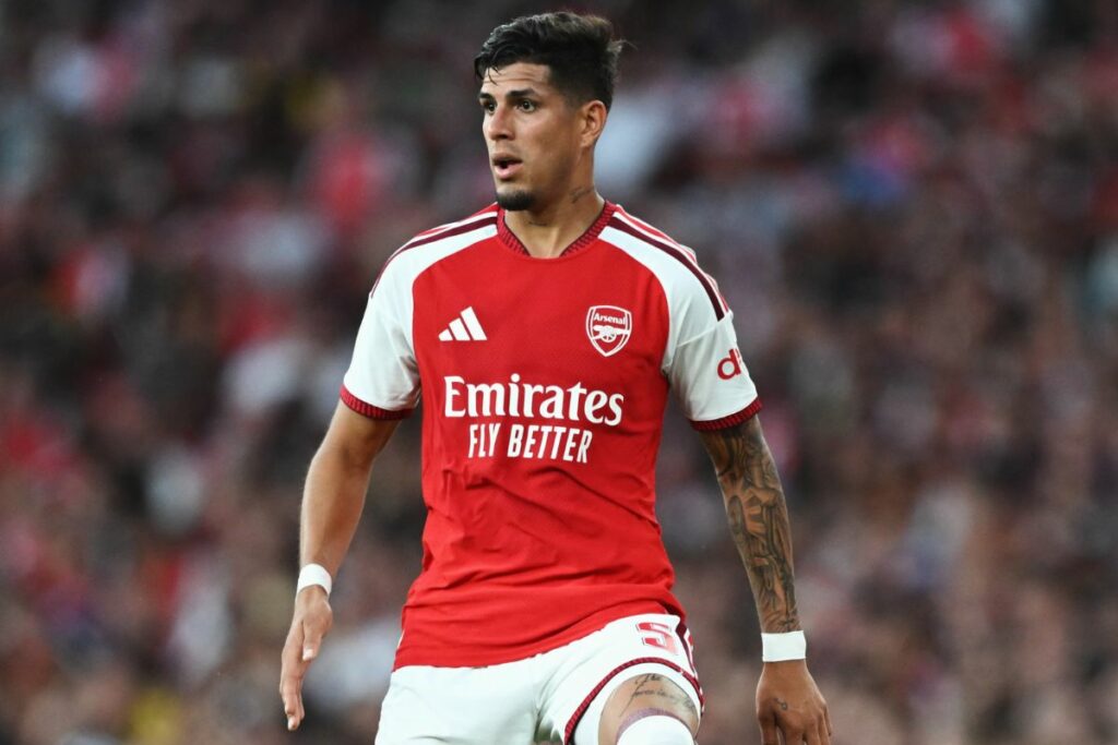 Piero Hincapié junto al Arsenal en un partido antes de enfrentarse al Conventry City en la Premier League.