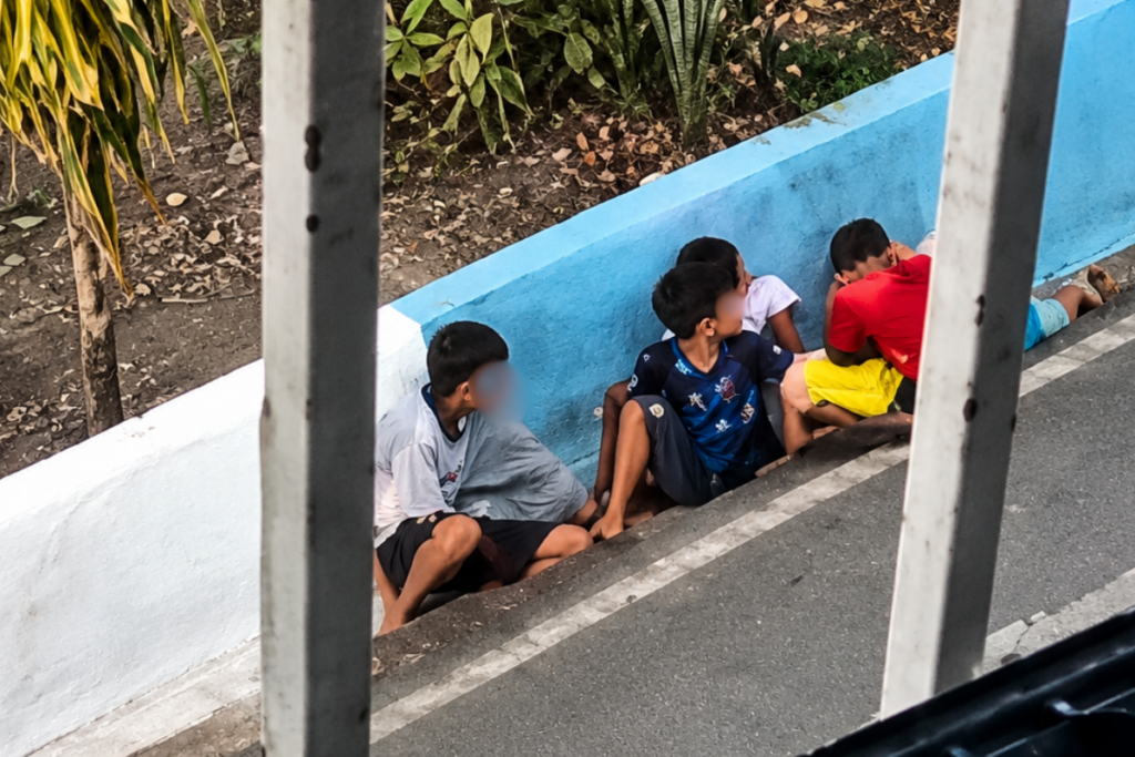 Niños quedaron atrapados en medio de balacera.