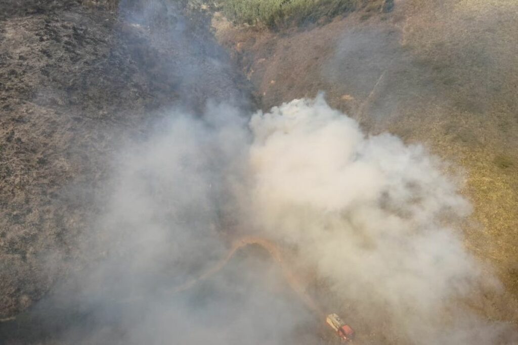Bomberos de Quito trabajan en el incendio forestal de Calacalí.