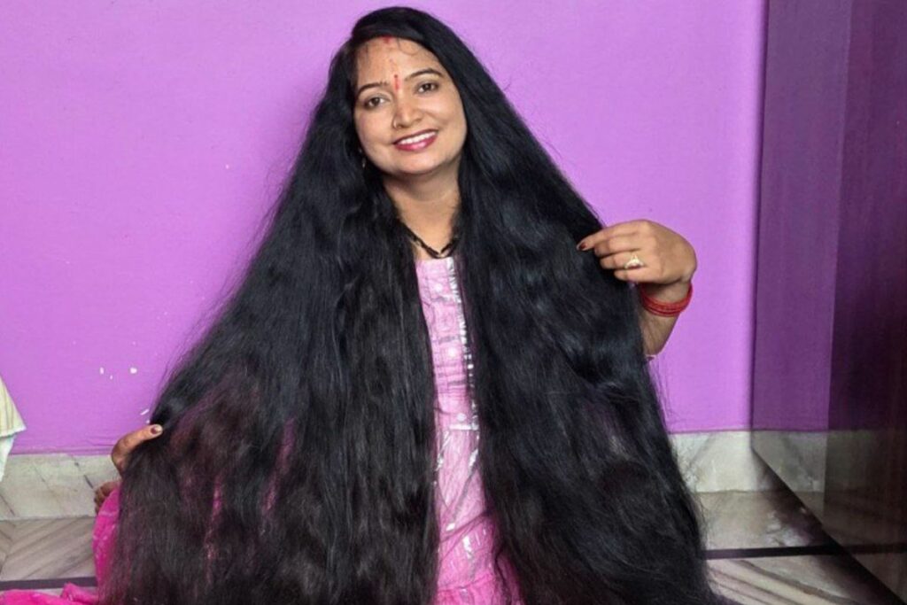 Renu Dhariyal obtuvo el Récord Guinness tras verificar la medida de su cabello en la India.