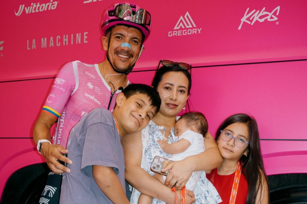 Richard Carapaz (izq. superior) junto a su familia en la Vuelta a España.