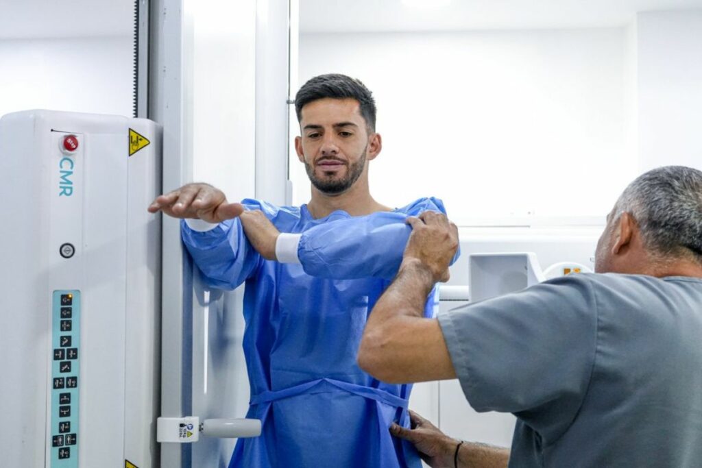 Ronie Carrillo durante los chequeos médicos con Emelec. El delantero ecuatoriano es nuevo jugador del ‘Bombillo’.