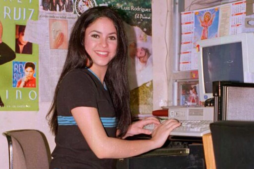 Shakira posó en un escenario moderno para actualizar la fotografía viral que protagonizó en la década de los noventa.