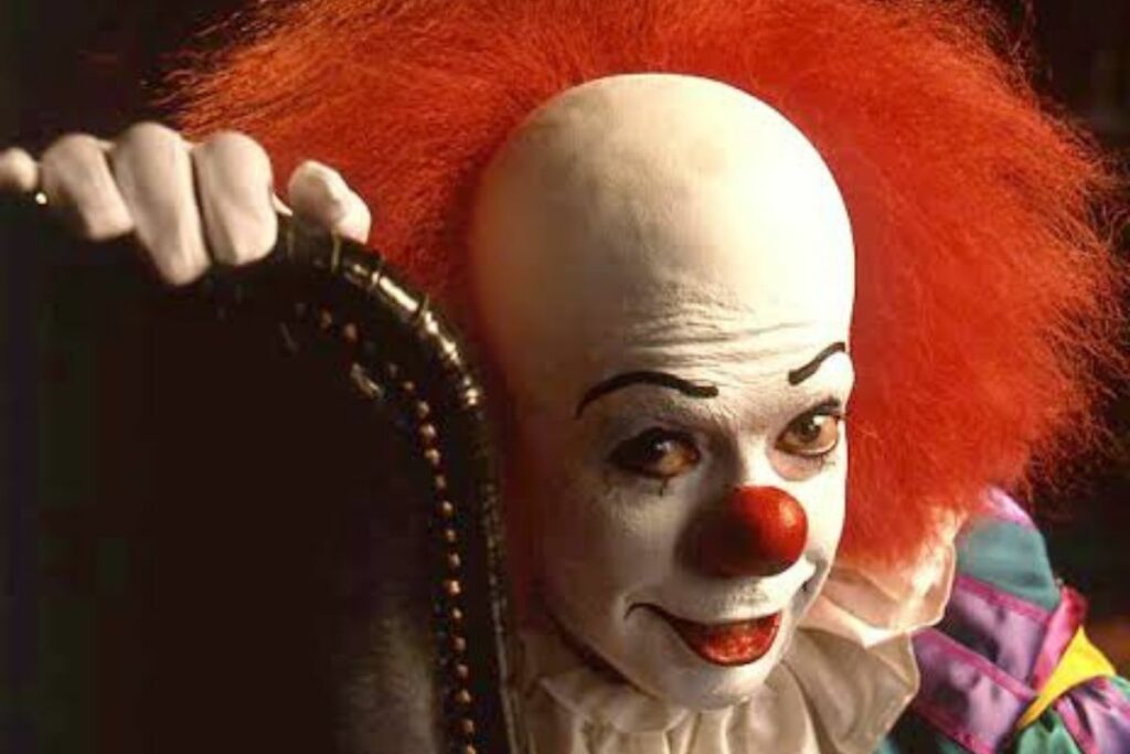 El actor británico Tim Curry falleció a los 80 años en Los Ángeles tras una destacada carrera en el cine y el teatro.