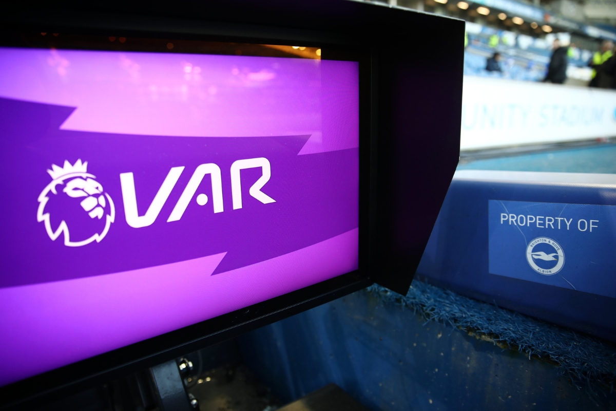 Premier League hace un cambio drástico en el VAR, ¿lo replicará la Liga Pro?