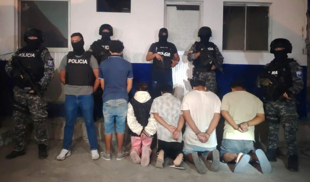 Cuatro personas fueron detenidas y un menor aislado en Santa Elena.