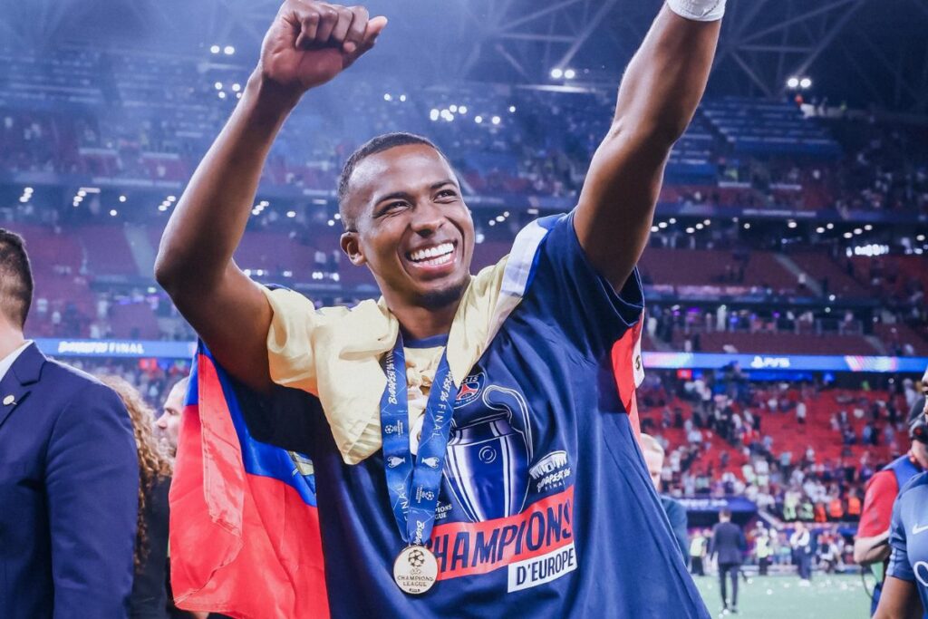 Willian Pacho celebra un título con el PSG.