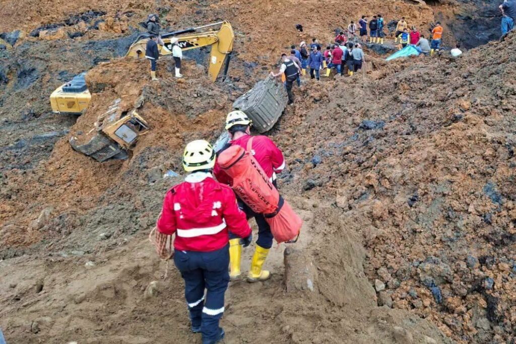 Maquinaria terminó sepultada tras el derrumbe.
