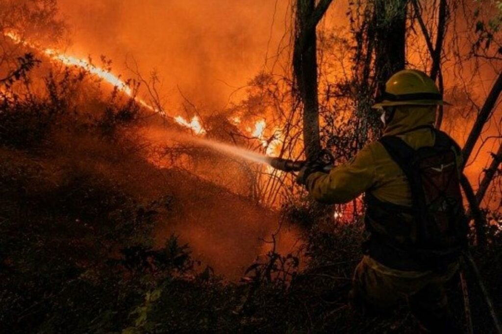 Bomberos Quito durante el incendio en El Quinche.