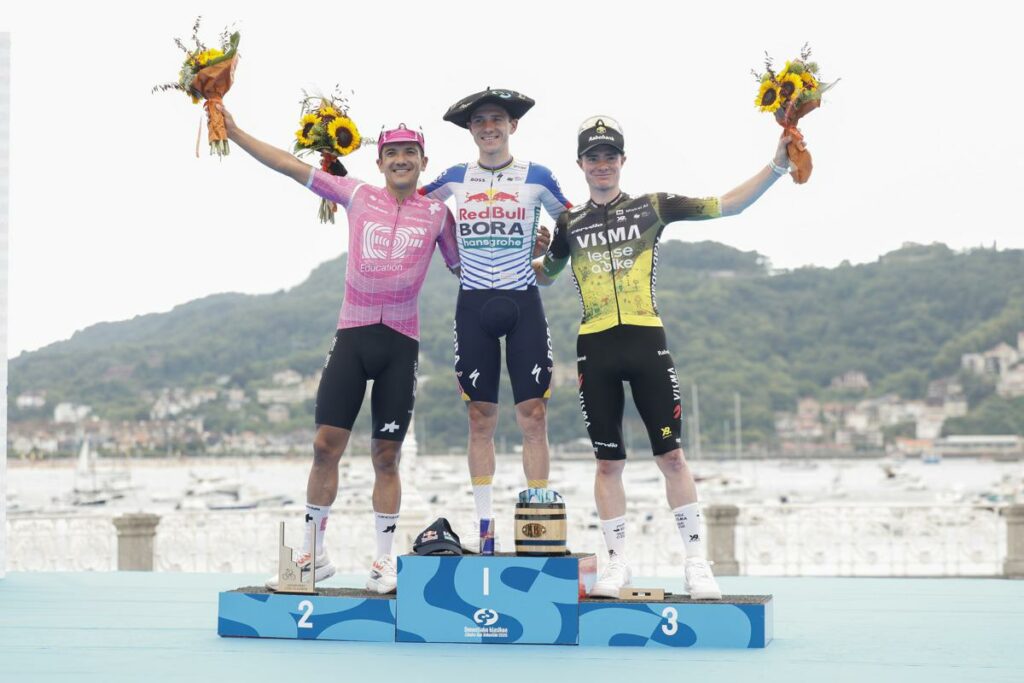 Richard Carapaz (izq.) tras terminar en el segundo puesto de la Clásica de San Sebastián.