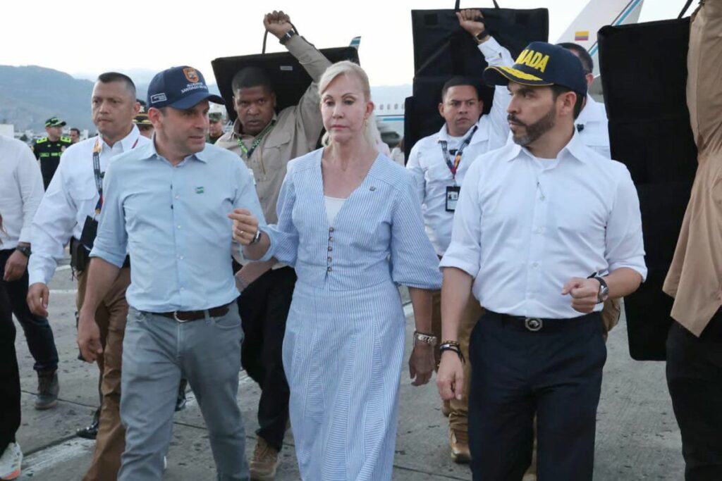 Alcalde de Cali, Alejandro Éder (i), Dilian Francisca Toro, y el presidente de Colombia, Abelardo de la Espriella, durante un recorrido por las afectaciones que dejó el terremoto.