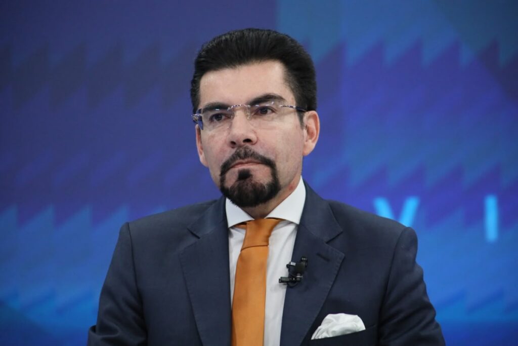 Carlos Alarcón habló sobre las investigaciones contra autoridades locales durante una entrevista.