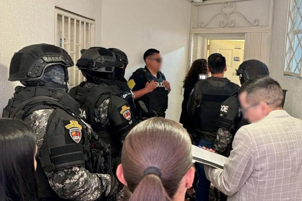 Fiscalía allanó una UPC en Iñaquito por supuesto tráfico de influencias en la asignación de pases policiales.
