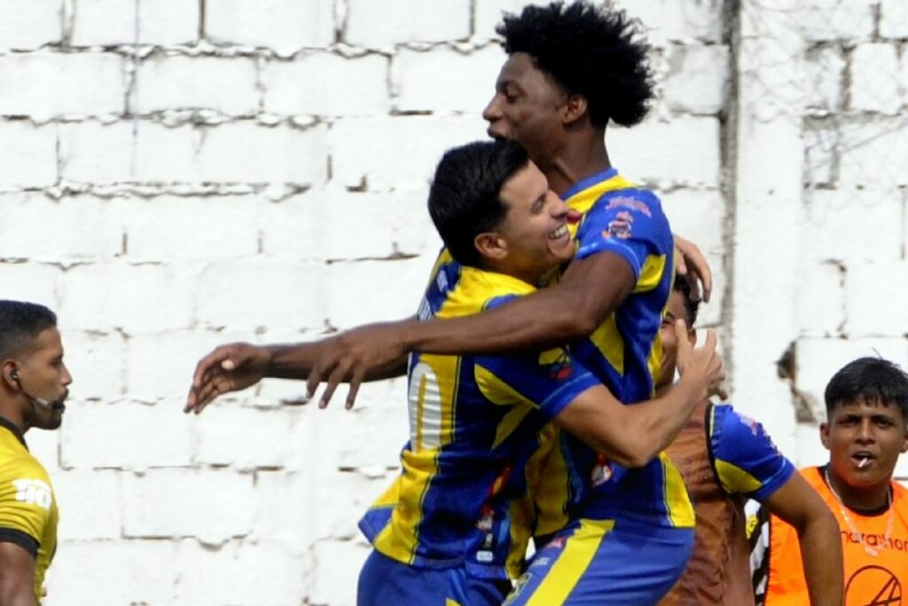 Jugadores del Astillero FC celebran un gol en la Copa Ecuador.