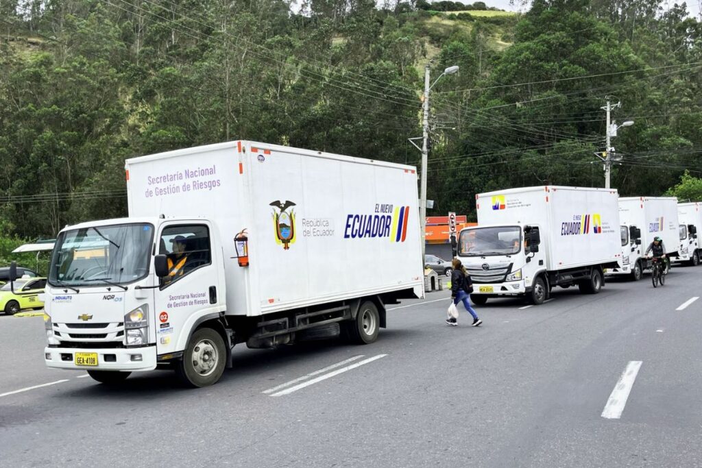 Camiones cargados de ayuda humanitaria cruzaron la frontera rumbo a Colombia.