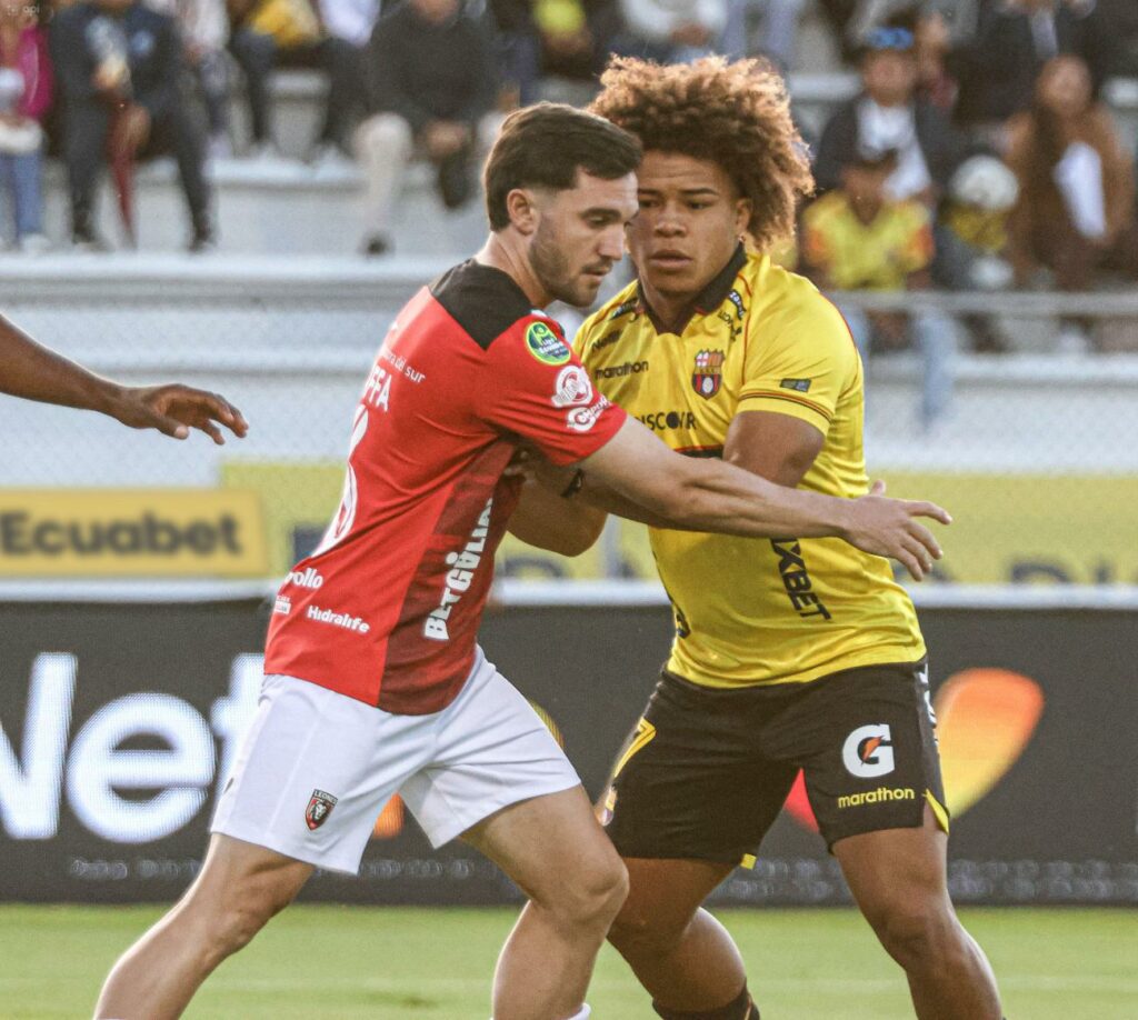 Emiliano Grifa (izq.) de Leones y Erick Mendoza de Barcelona SC (der.) disputan un balón.