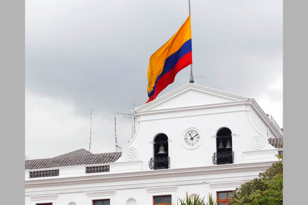 Sedes del Estado colocan las banderas a media asta durante tres días por duelo en la familia de Daniel Noboa.