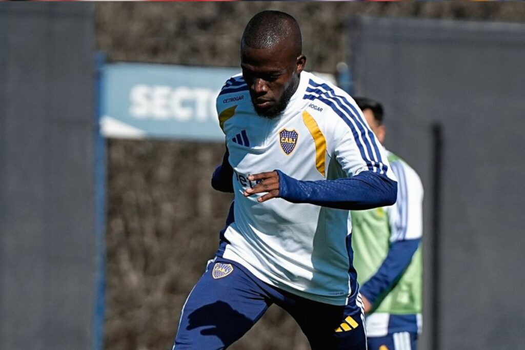 Enner Valencia durante un entrenamiento con Boca Juniors.