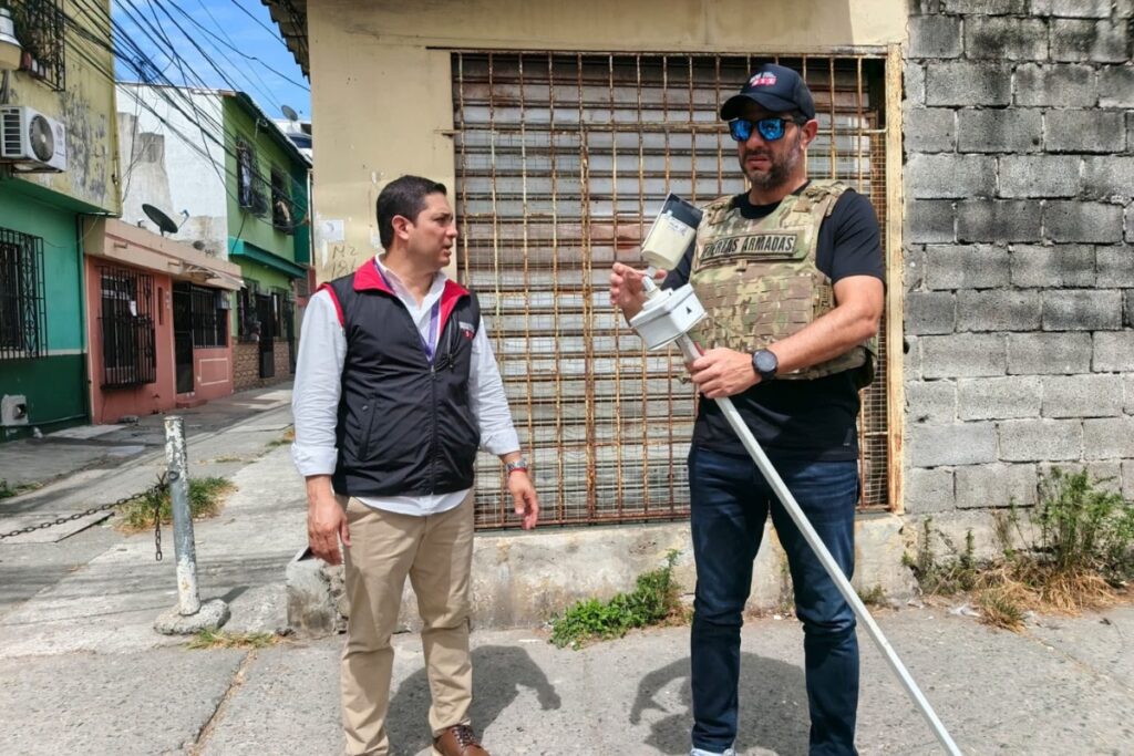 Las autoridades retiran cámaras colocadas sin autorización en bienes públicos durante operativos de control en Ecuador.
