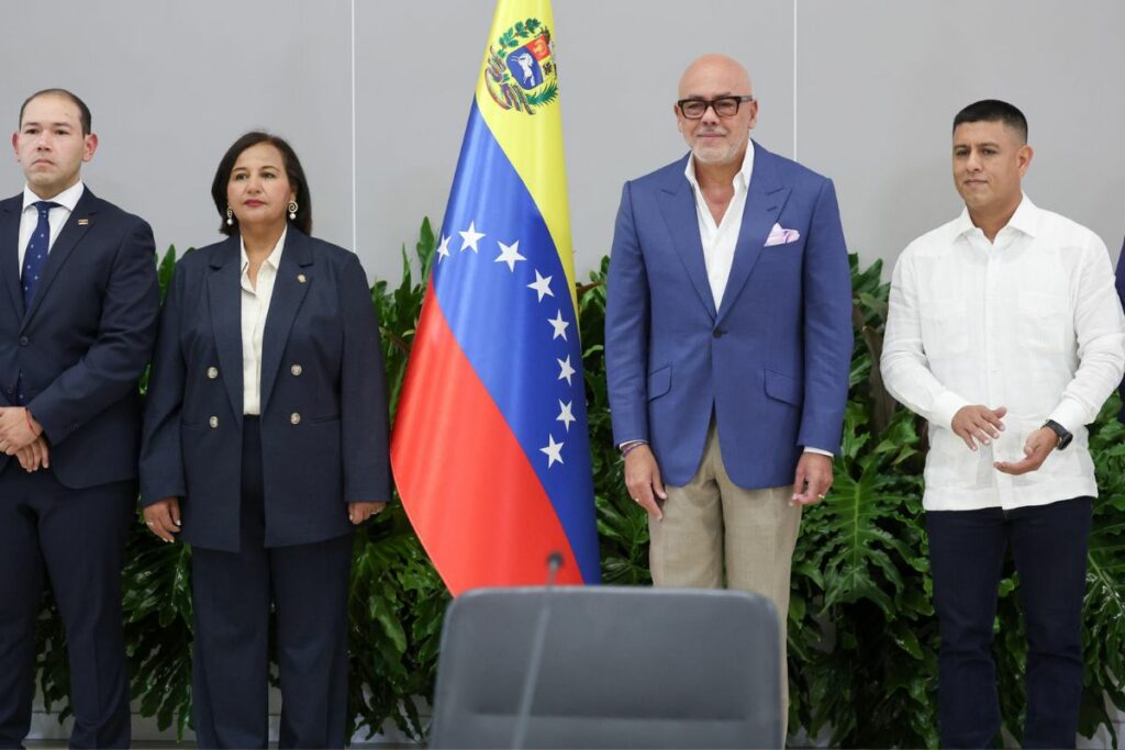 La exdiputada y quien encabeza la delegación opositora, Dinorah Figuera (c-i); el presidente del Parlamento, Jorge Rodríguez (c-d), y el vicepresidente de la Asamblea Nacional de Venezuela; Pedro Infante (d).
