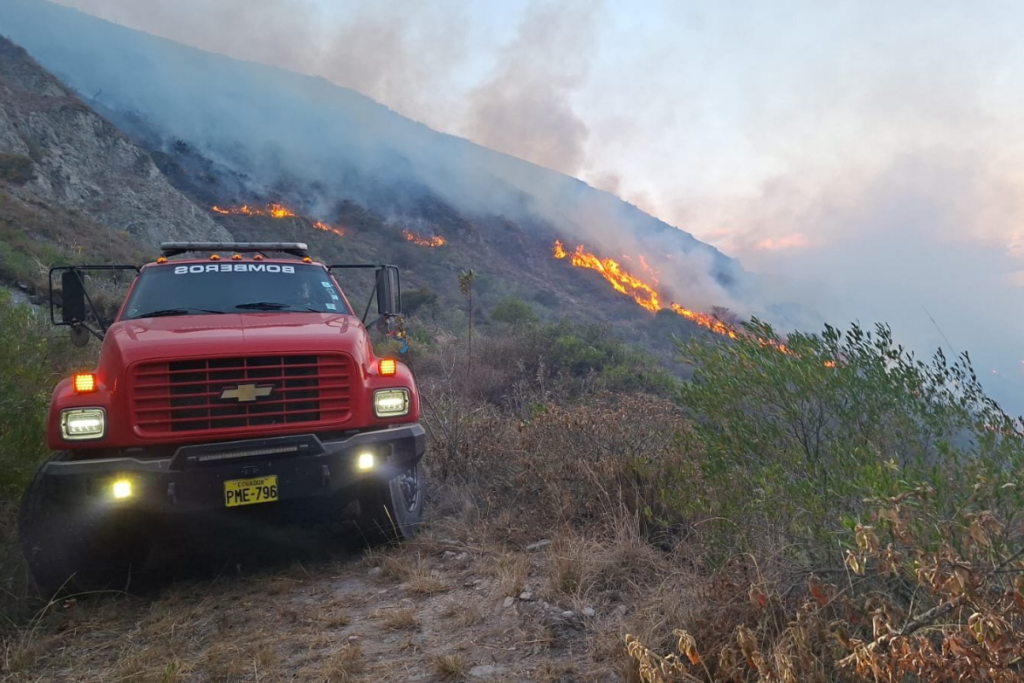 Los Bomberos de Quito continúan con los trabajos en los incendios forestales de Rayocucho y Tanlahua