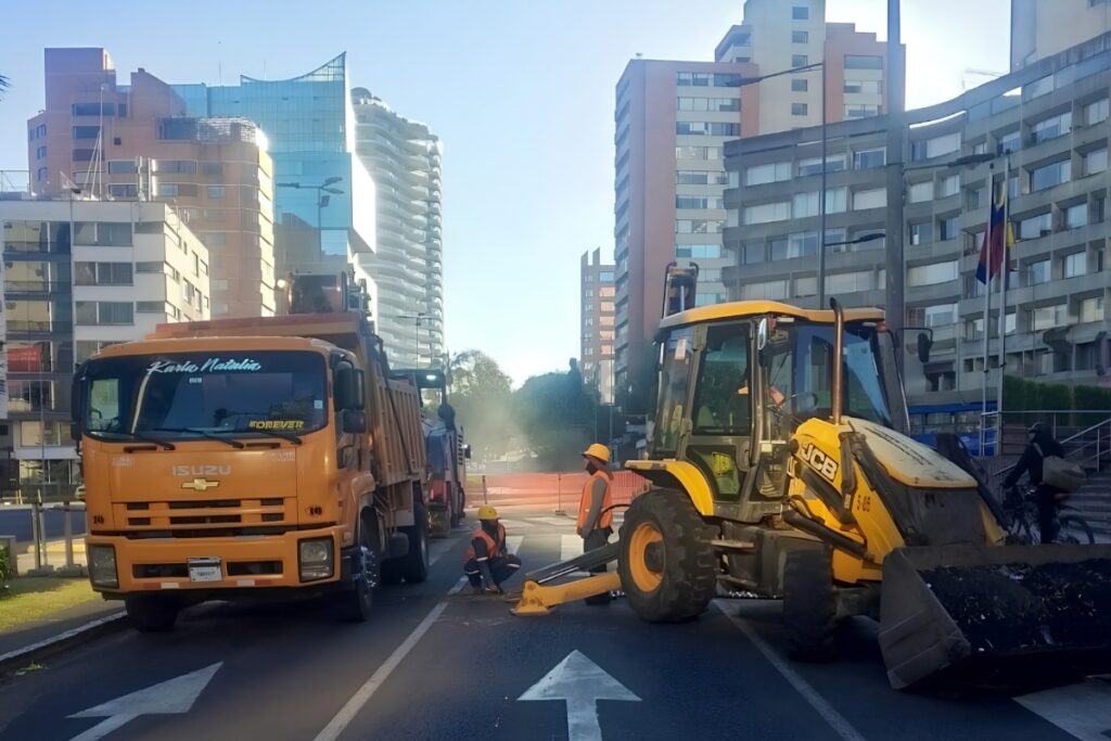 Los trabajos viales en la avenida 12 de Octubre se extienden desde la calle Madrid hasta la Plaza Artigas, en Quito.
