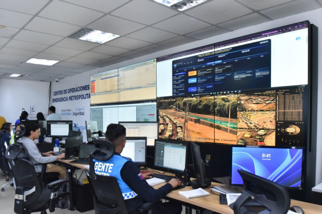 Las 632 cámaras en Quito que operan en el ECU 911 contarán con personal policial.