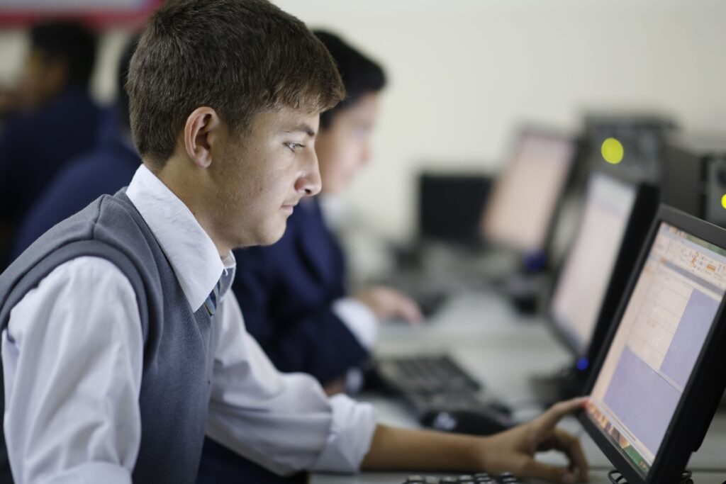 Quiénes pueden acceder a los 23 797 cupos para institutos tecnológicos públicos de Ecuador? - El Comercio