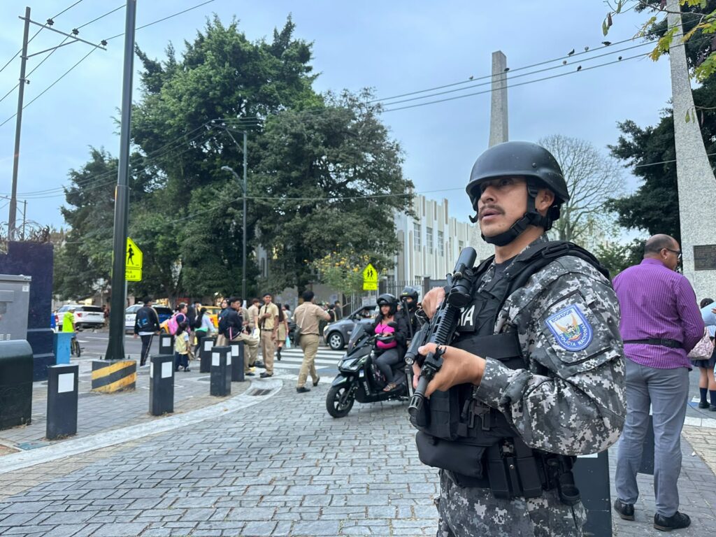 El operativo policial se desplegó este 5 de agosto de 2025 en los exteriores de un colegio del norte de Guayaquil.