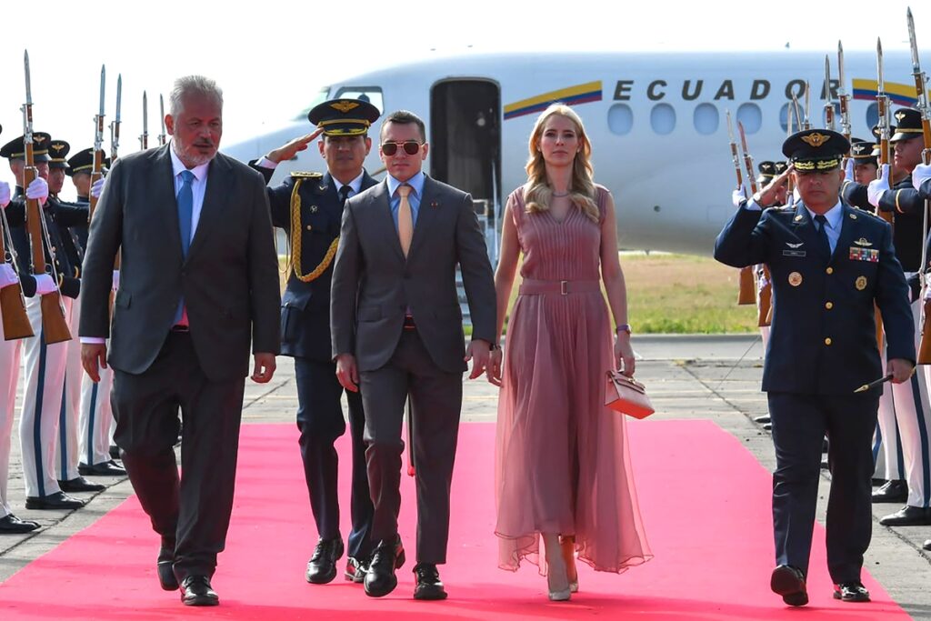 Daniel Noboa y Lavinia Valbonesi fueron recibidos por autoridades locales tras su llegada al aeropuerto de Cali.
