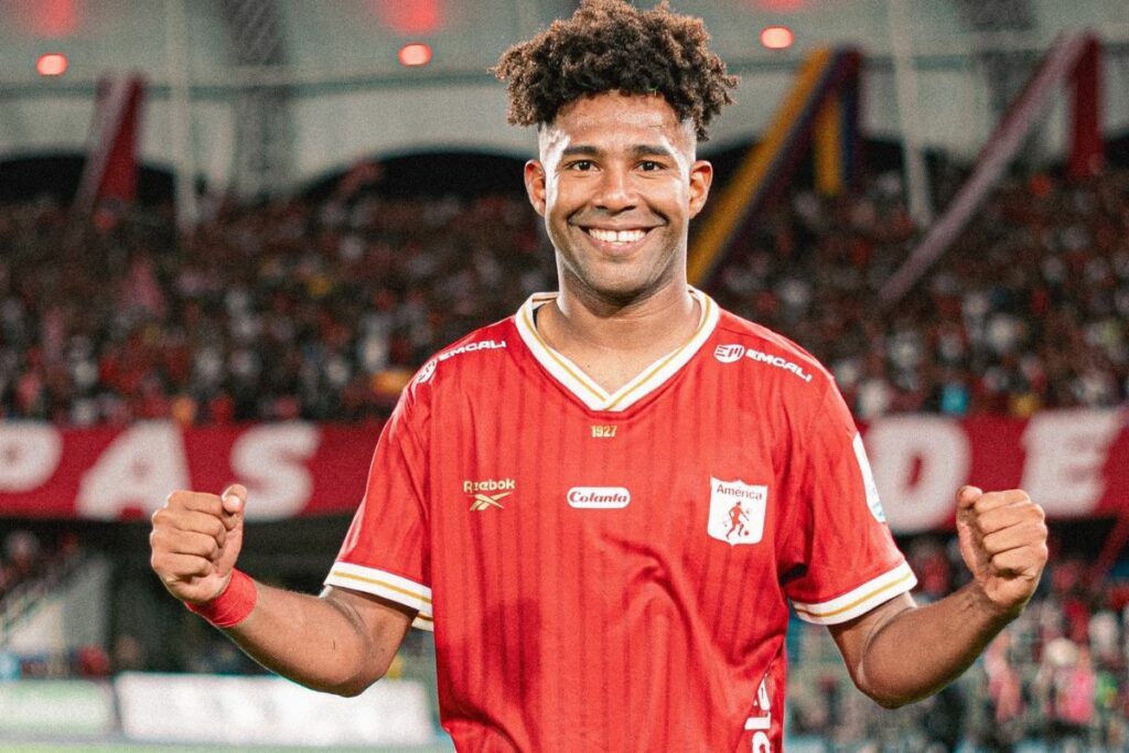 Daniel Valencia celebra uno de sus goles con el América de Cali en Colombia.