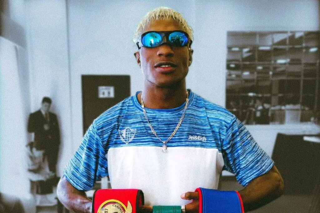 Jhordy Mina antes de la defensa del título continental latinoamericano del Consejo Mundial de Boxeo.