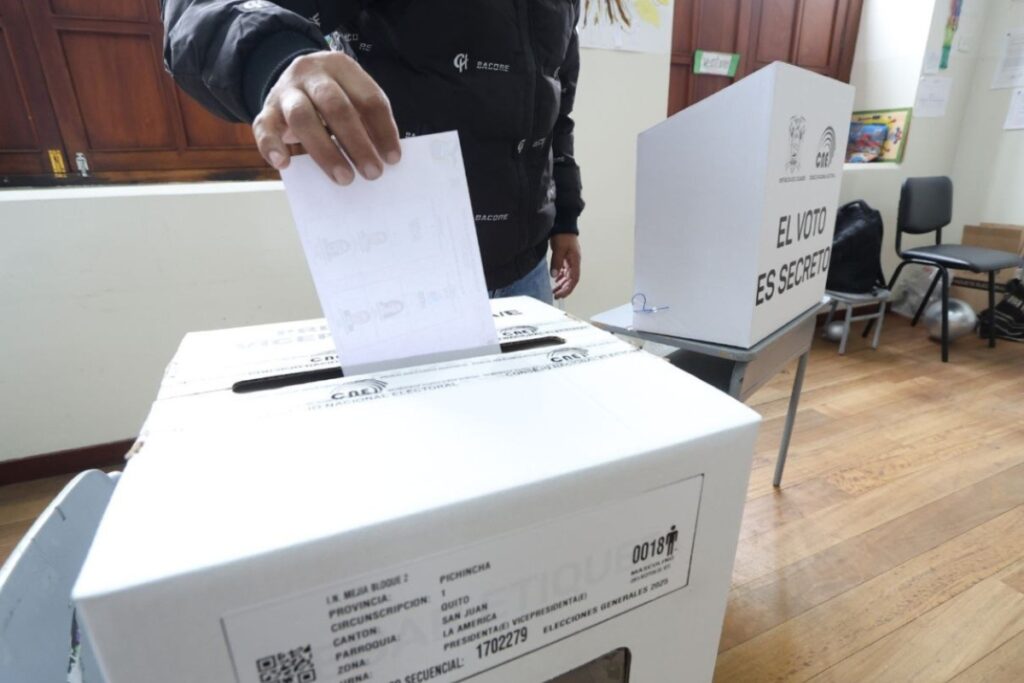 Una persona ejerce su derecho al voto durante una jornada electoral en Ecuador.