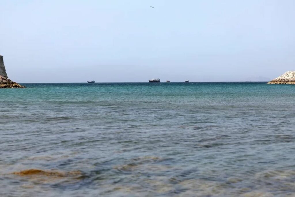 Fotografía de archivo de algunos barcos transitando por el estrecho de Ormuz, vistos desde Omán.