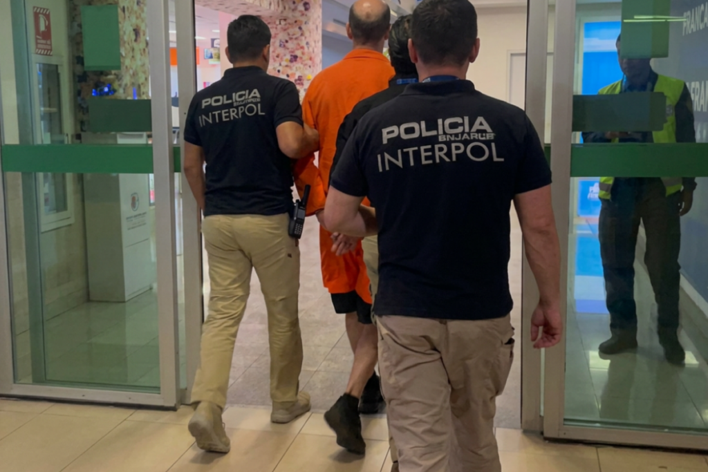 En el aeropuerto de Quito, la Policía entregó a EE.UU. a acusado de pornografía infantil.