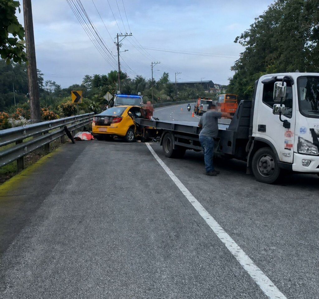 Un servicio de remolque se lleva el taxi involucrado en el siniestro de tránsito en Quinindé.