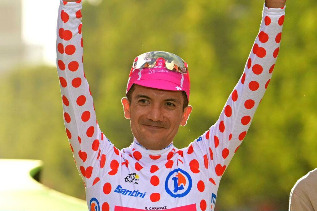 Richard Carapaz festeja tras ganar el Premio de Montaña del Tour de Francia.