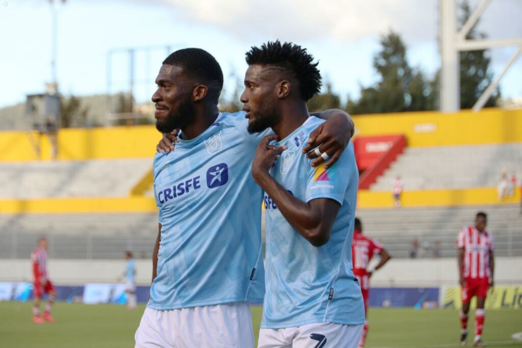 Azarías Londoño (izq.) y José Fajardo celebran uno de los goles de Universidad Católica frente a Técnico Universitario.