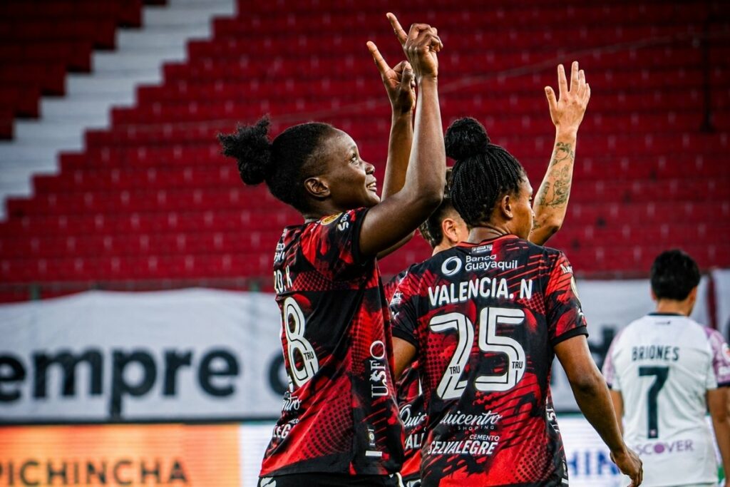 Dragonas IDV vencieron 2-0 a Guerreras Albas en Quito y quedaron cerca de conseguir el tricampeonato de la Superliga Femenina.