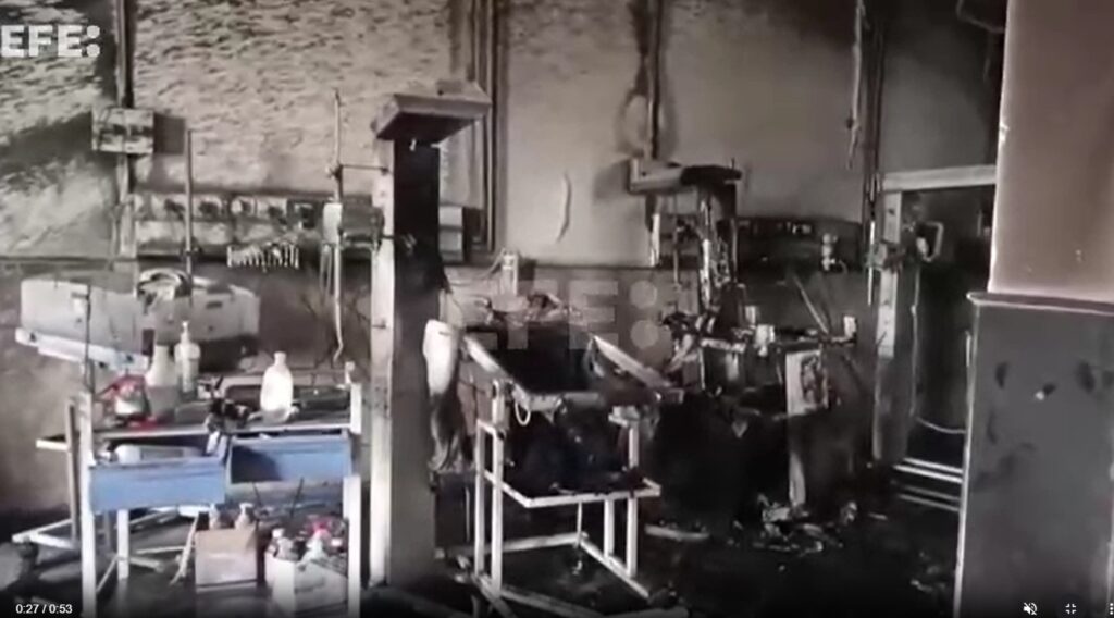 El área de neonatos de hospital de India quedó consumido por llamas.