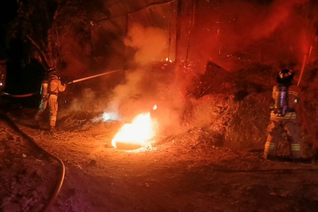 El Cuerpo de Bomberos de Cuenca atendió la emergencia en Cumbe.