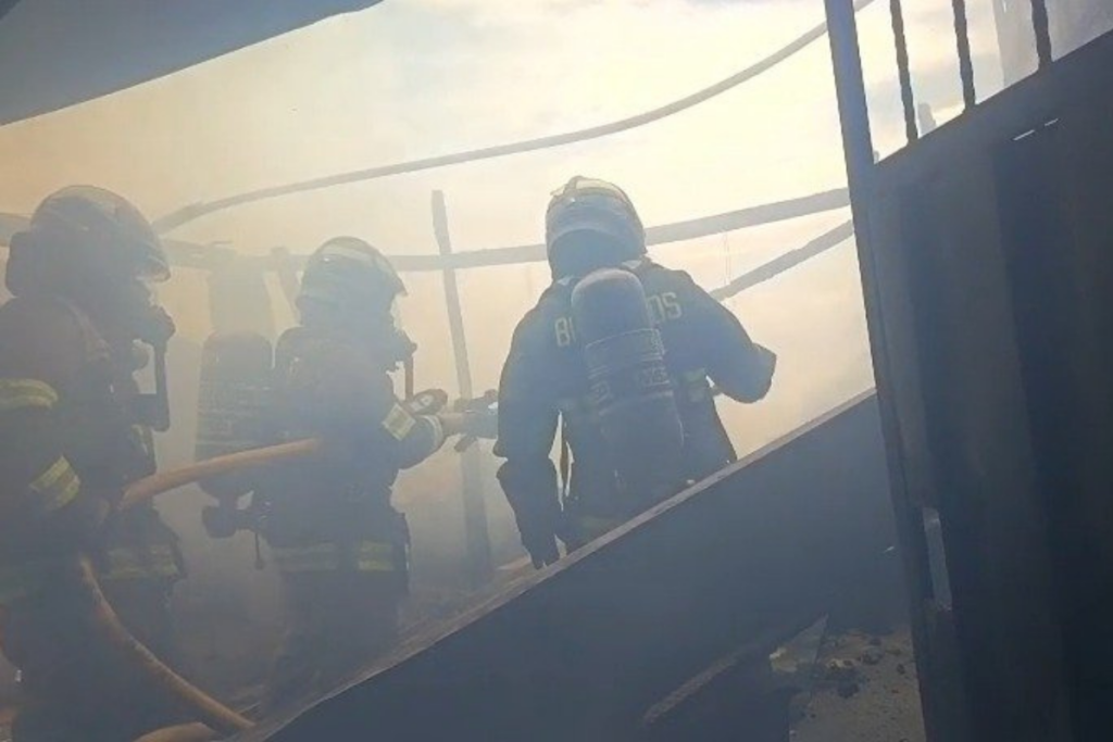 Bomberos atendieron un incendio estructural en Quito registrado en la terraza de una vivienda.