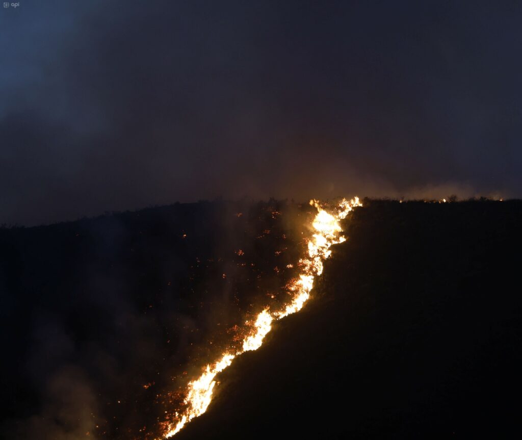 Un total de 70 efectivos y 19 vehículos intervienen para frenar el avance del fuego hacia zonas habitadas.