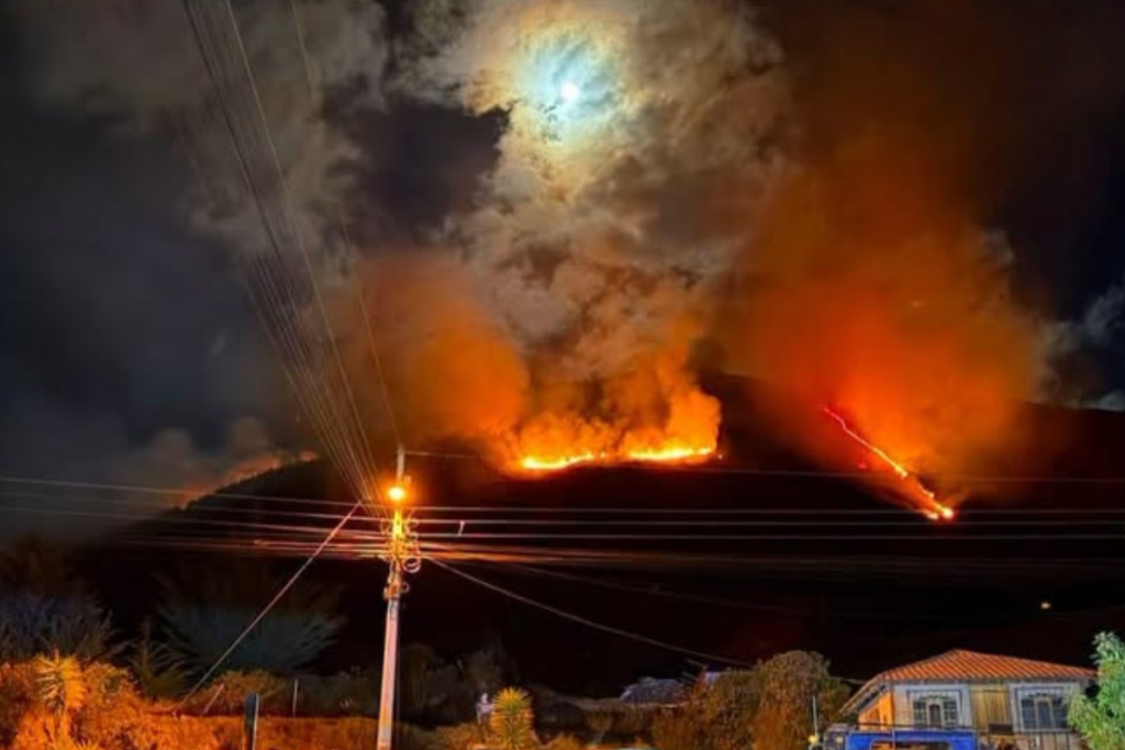 Brigadas de cuatro cantones atendieron el incendio forestal en el cerro Putzalahua este 26 y 27 de agosto.