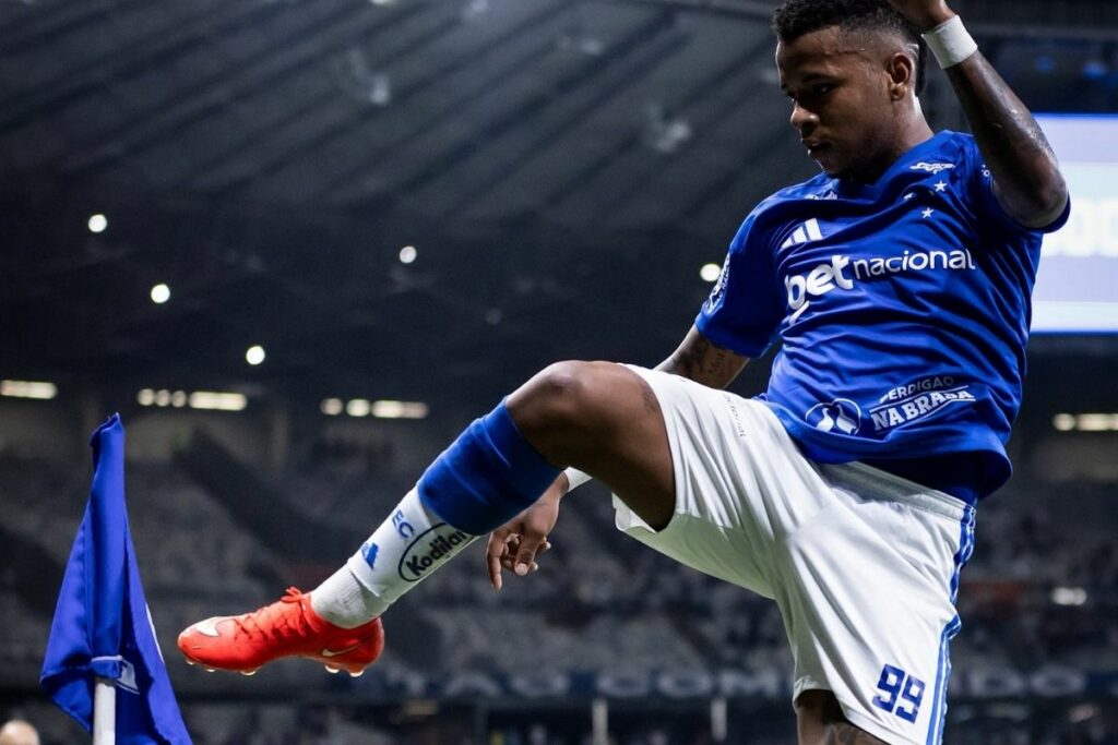 Keny Arroyo festejó su golazo en la victoria de Cruzeiro sobre Flamengo por el Brasileirao.