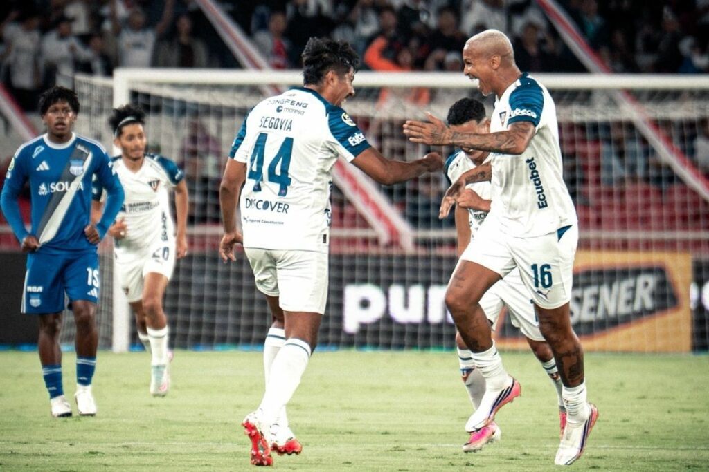 Luis Segovia celebra con Liga de Quito durante el partido ante Emelec
