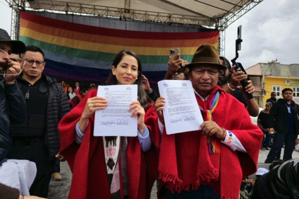 Luisa González y dirigentes de Pachakutik participaron en la firma del acuerdo programático del 30 de marzo de 2025, en Tixán, Chimborazo.